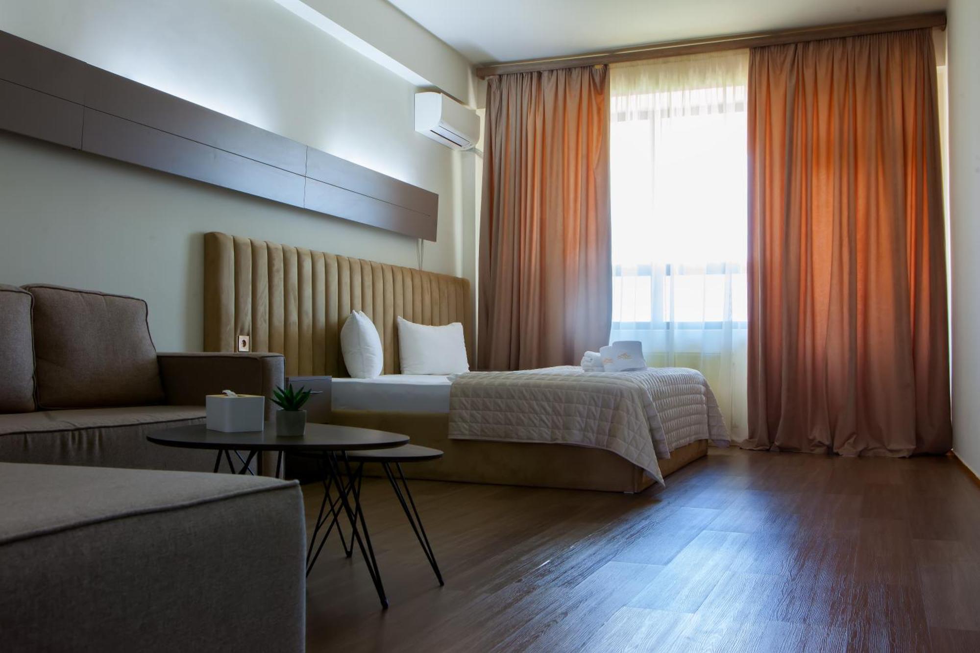 Cross Resort Hotel Єреван Екстер'єр фото