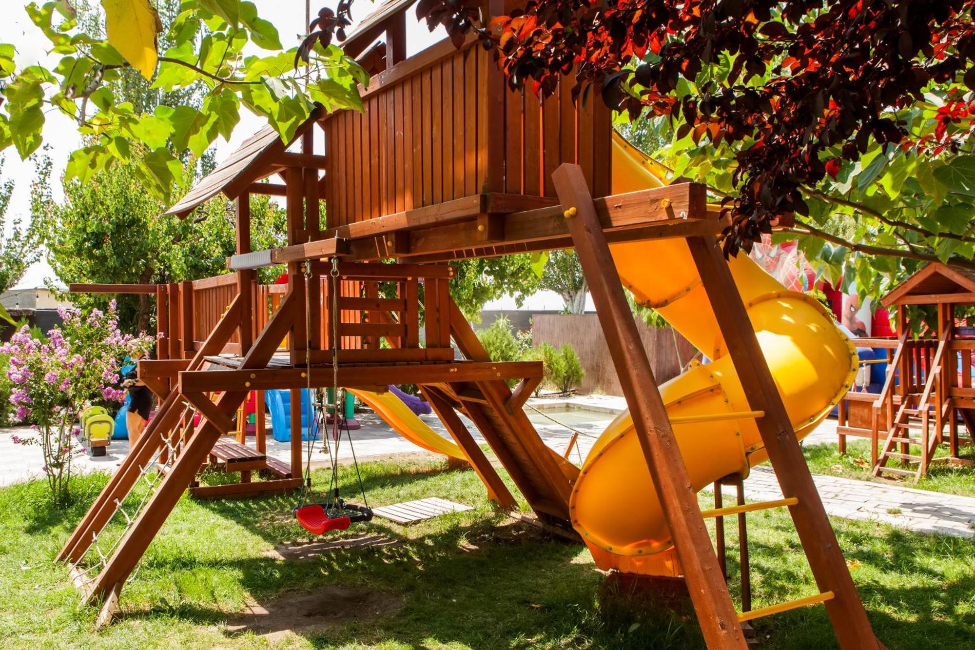 Cross Resort Hotel Єреван Екстер'єр фото