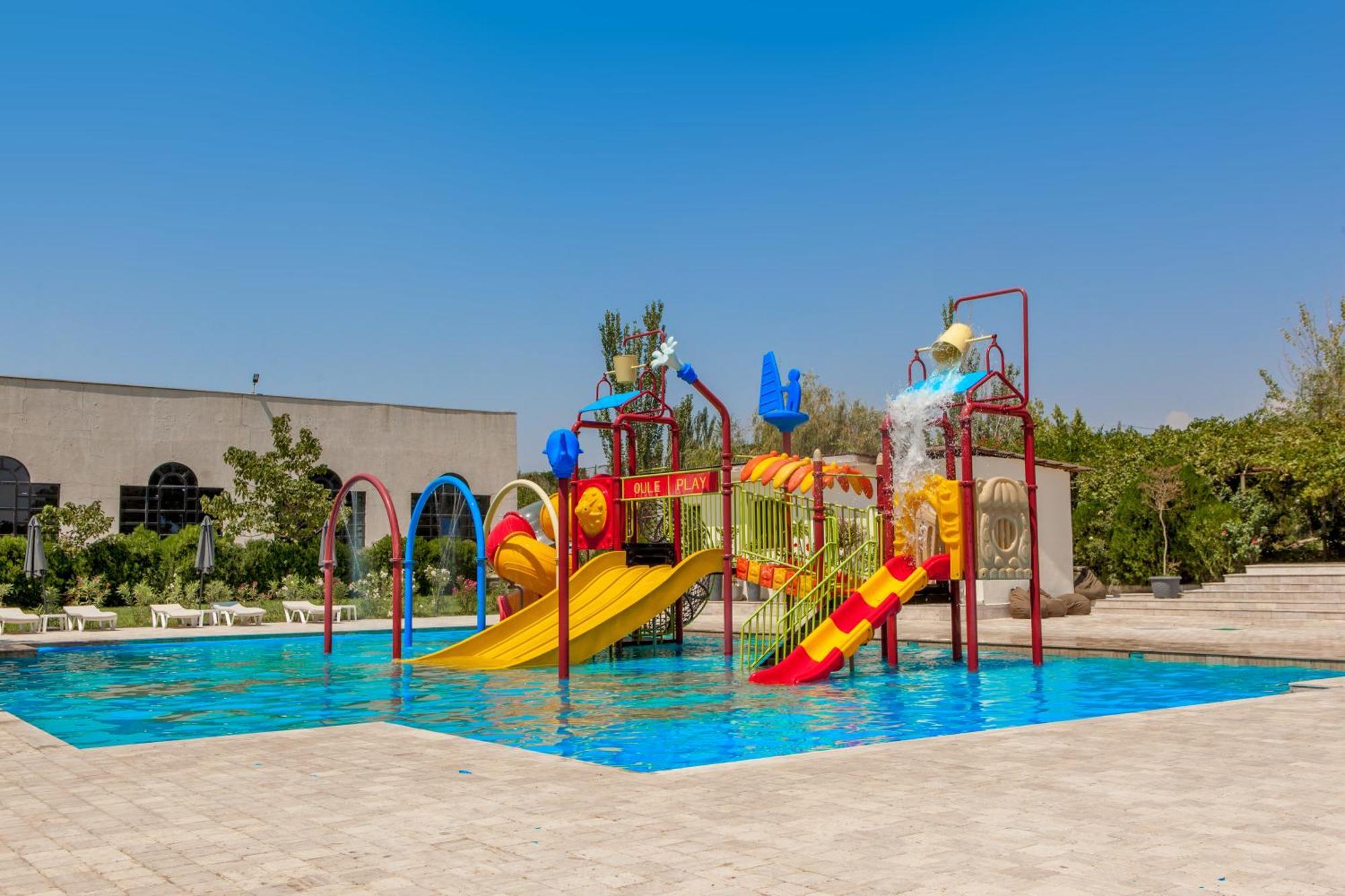 Cross Resort Hotel Єреван Екстер'єр фото