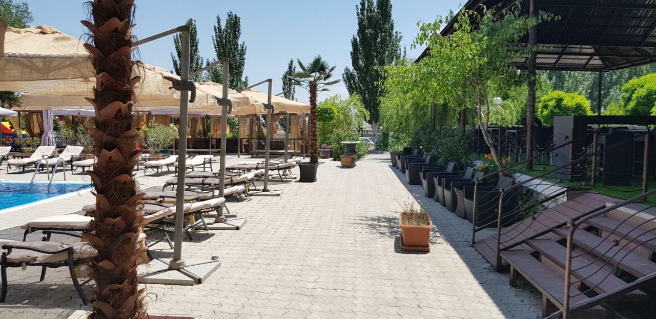 Cross Resort Hotel Єреван Екстер'єр фото